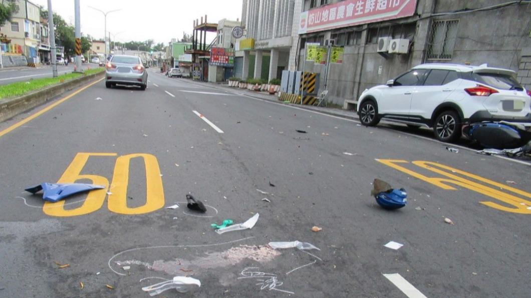 騎士被彈飛在地後，又被另輛轎車撞上，現場一片狼籍。（圖／翻攝自記者爆料網）