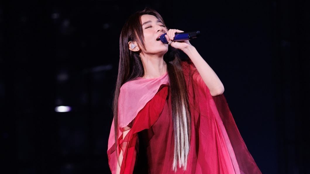 田馥甄在演唱會上首唱新歌〈乘著無人光影的遠行〉,也是她今年唯一一首作品。(圖/何樂音樂提供)