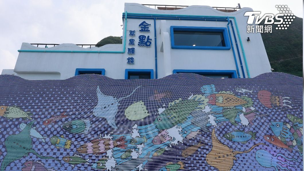 夏日打卡新景點!這座「牆」很藝術 體驗釣魚拍美照