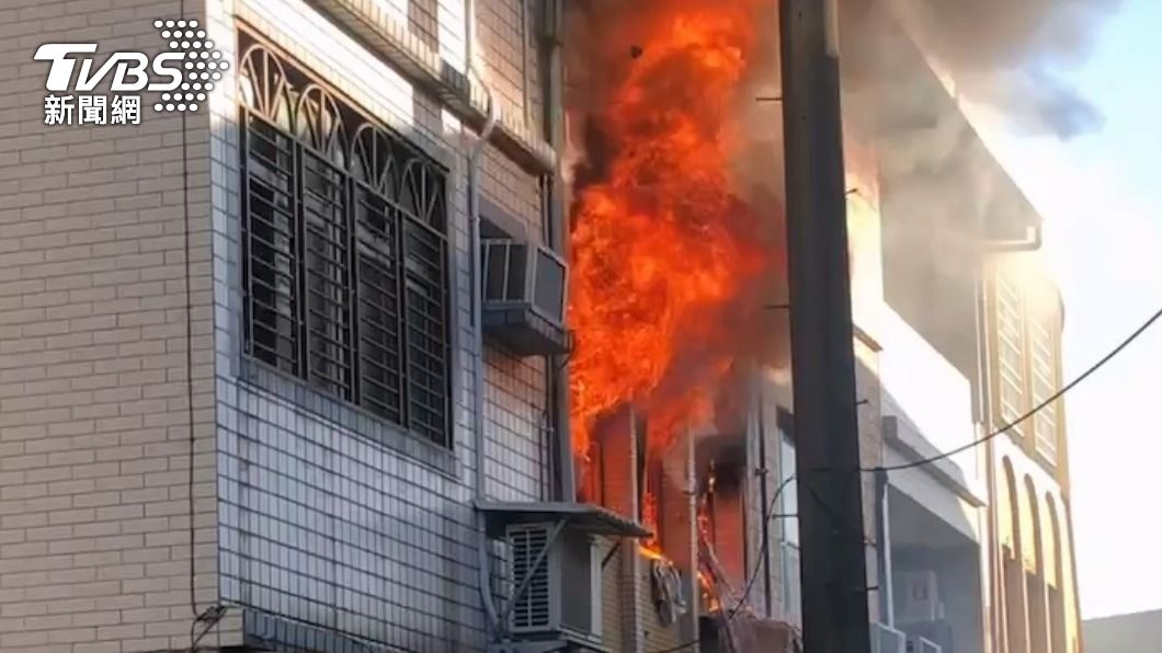 警消人員抵達時,現場冒出大量火舌。(圖/TVBS)