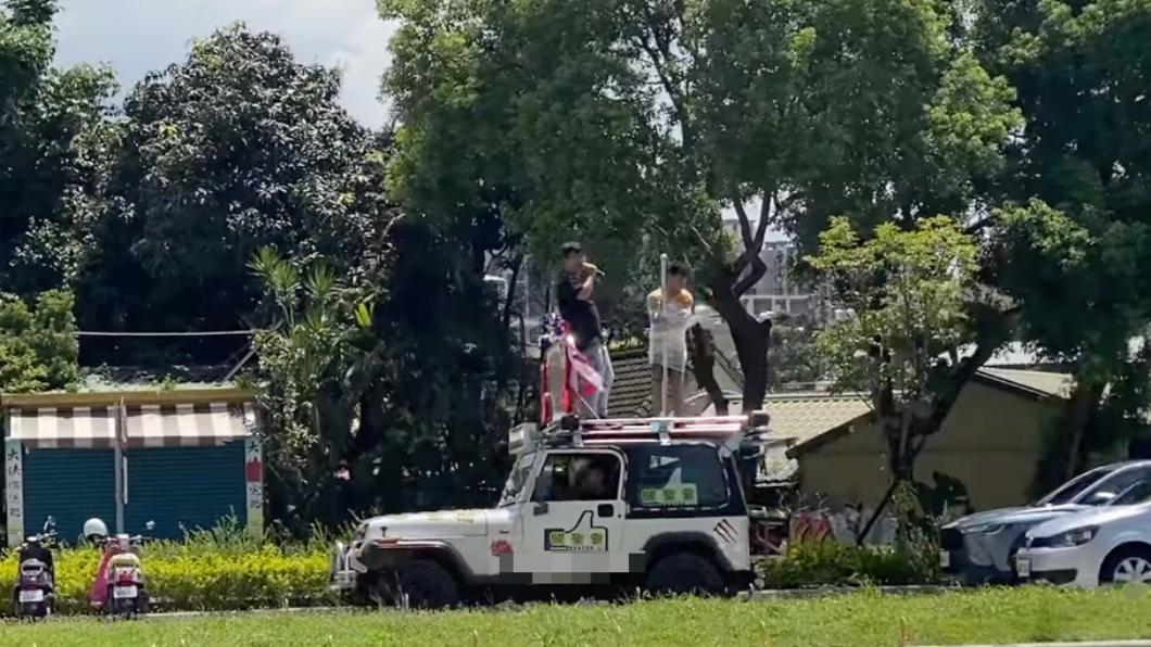 生日遭惡搞？男被綁鋼管站車頂遊街　網笑：打賭輸了？