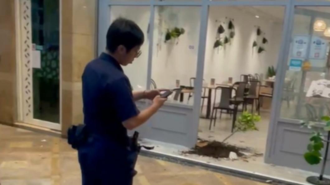 惡煞手持棍棒把店外盆栽及玻璃門全都砸了一遍,現場一片狼藉。(圖/翻攝自記者爆料網)