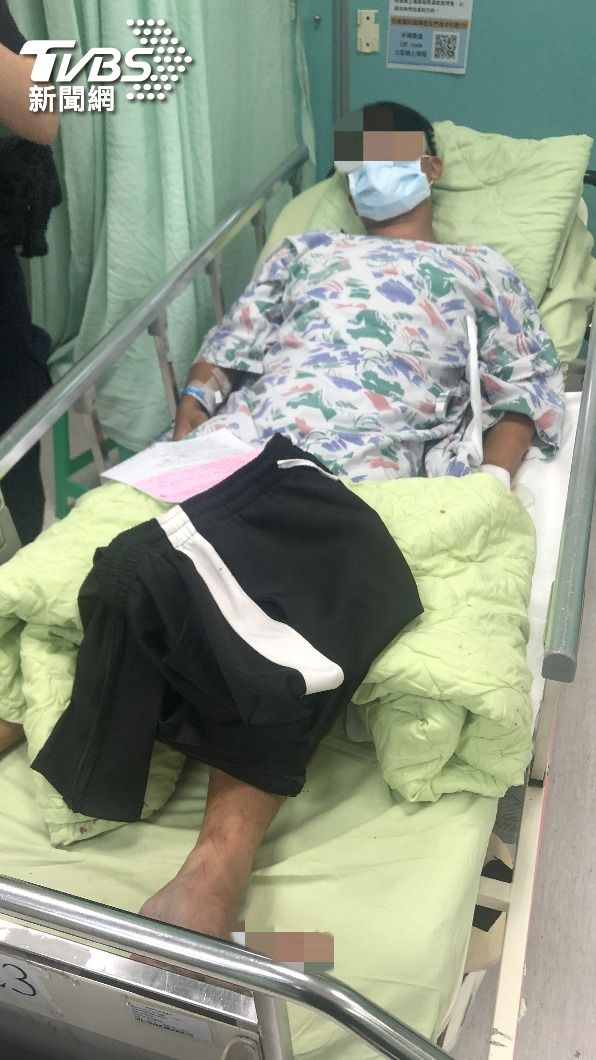 24歲的蘇姓男子砸店砸到被玻璃自傷,導致左手開放性骨折送醫。(圖/TVBS)