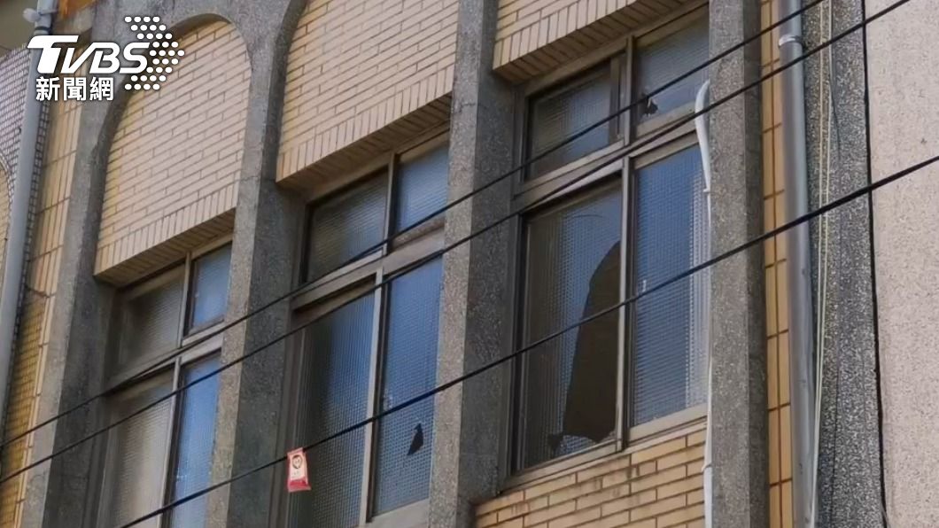 起火戶對面住家窗戶破裂。(圖/TVBS)