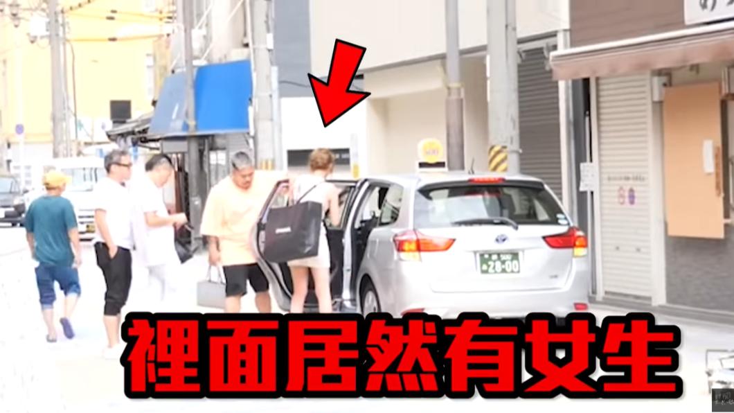 群體中還有女生,都沒有發聲制止。(圖/翻攝自尼克&ASHLY YT頻道)