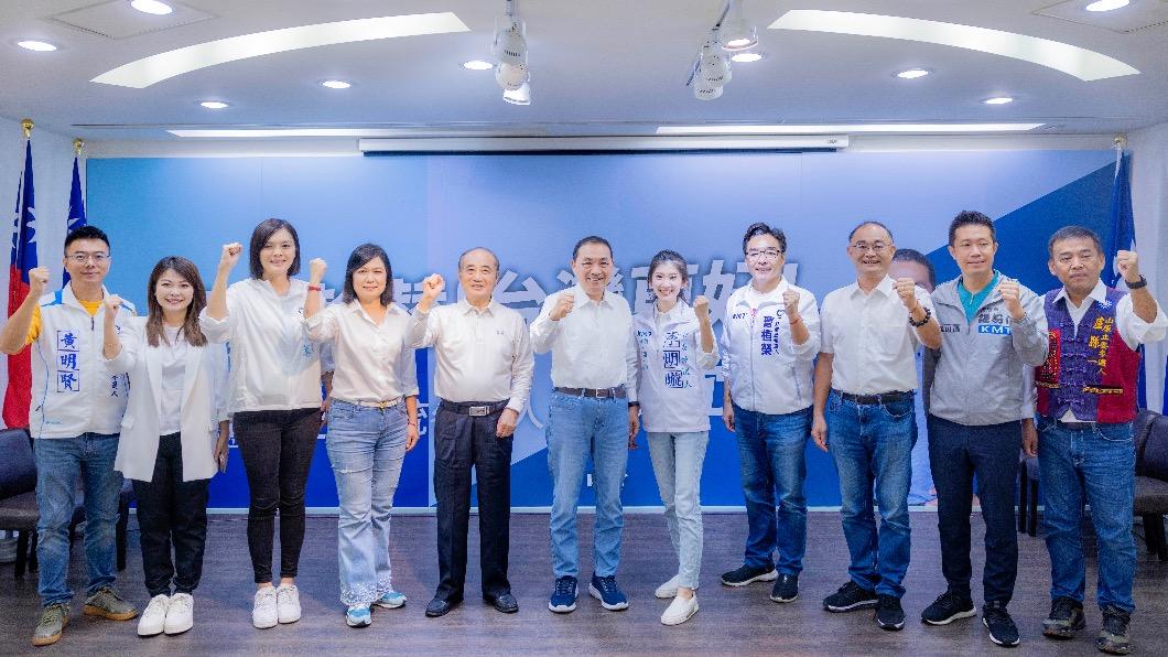 王金平陪同侯友宜與立委小雞開早餐會。(圖/侯辦提供)
