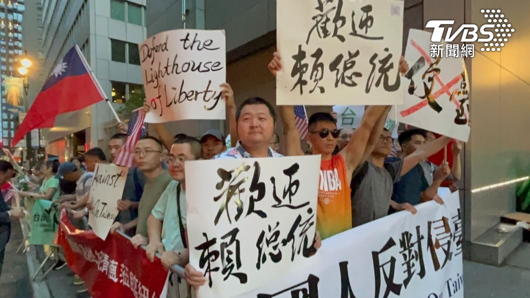 傳出對岸再度發出「召集令」,將在賴過境美國紐約和舊金山時發動組織滋擾抗議。不過,今現場非但沒有大陸僑團和抗議人士,甚至出現一團舉牌「挺台灣」的大陸人士熱情表示歡迎賴清德。(圖/許依晨攝)