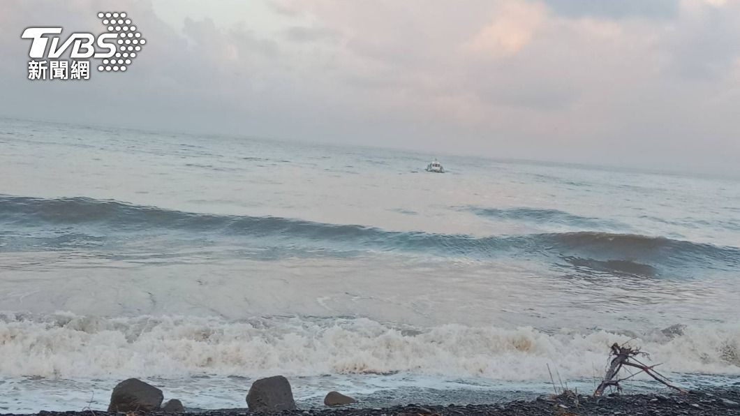 快訊/屏東漁民捕鰻魚苗遭浪捲走生死未卜 海空同步搜救中