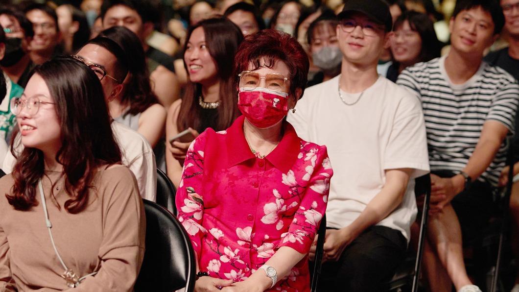 焦媽媽一身紅力挺女兒安溥的演出。(圖/聯成娛樂提供)