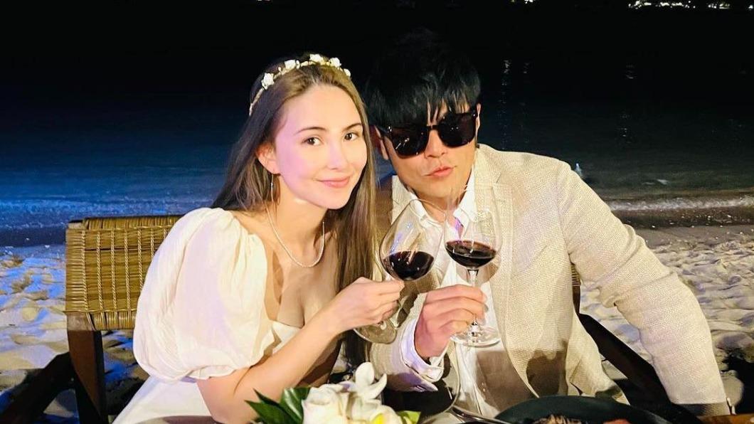 周董(右)在海島慶祝愛妻昆凌的生日。(圖/翻攝自周杰倫IG)