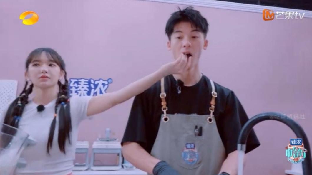 程瀟餵許光漢的畫面被虧像在丟廚餘。(圖/翻攝自吃瓜姐妹社微博)