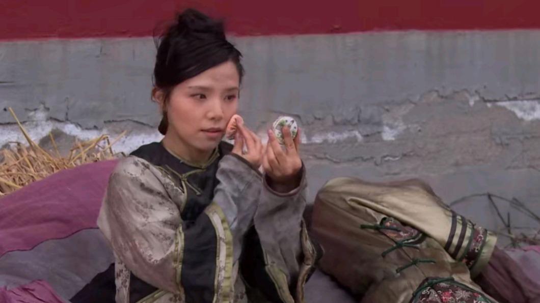 李佳璇在《後宮甄嬛傳》飾演的麗嬪,最後被打入冷宮。(圖/翻攝自微博)