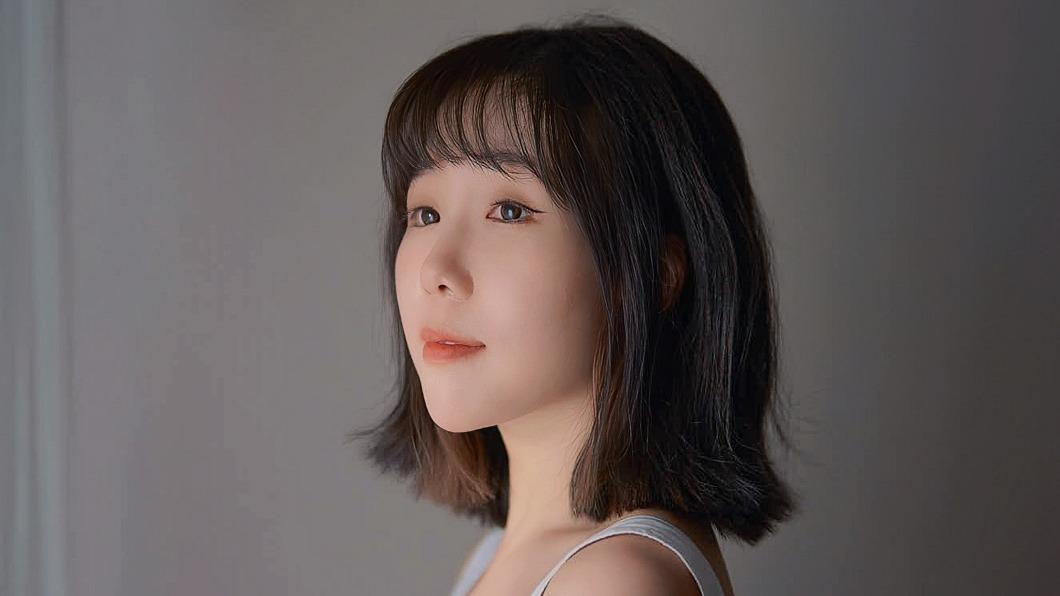 魏妙如MV特別找來國寶級沙畫藝術家莊明達。(圖/天賦音樂提供)
