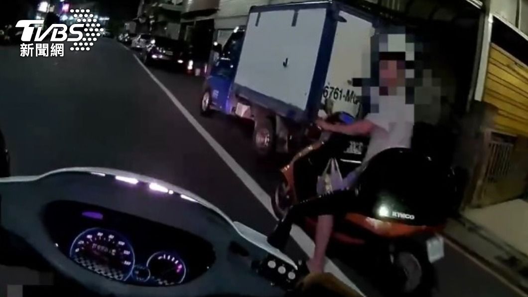 男子沒戴安全帽騎電動車遭攔。(圖/TVBS)