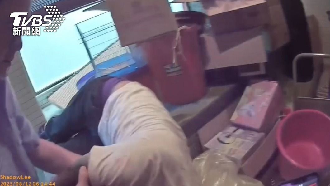 王嫌在員警詢問中,對自己危險之跳樓行徑仍直嚷著「我嘸通,我嘸胡北來」。(圖/TVBS)
