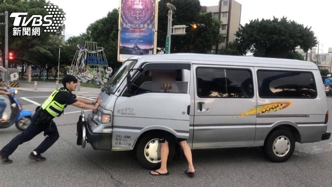 楊舜閔日前協助民眾將故障車推至路邊。(圖/警方提供)