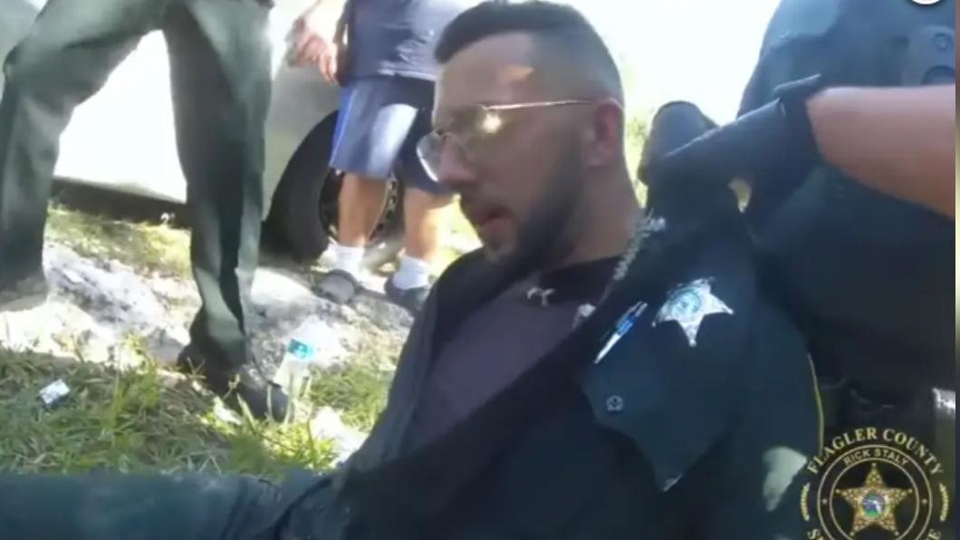 有片／警攔停疑接觸過量「芬太尼」倒地　同事急注射解藥救命