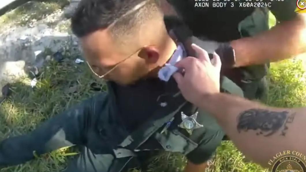 其他員警趕緊為他注射救命藥物納洛酮(Naloxone)。(圖/翻攝自《紐約郵報》)