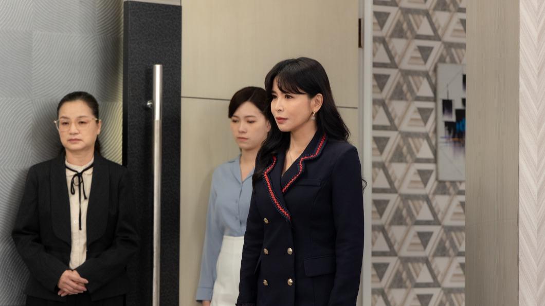 德馨登場造型氣勢十足,被觀眾讚像《黑暗榮耀》反派朴涎鎮。(圖/三立提供)