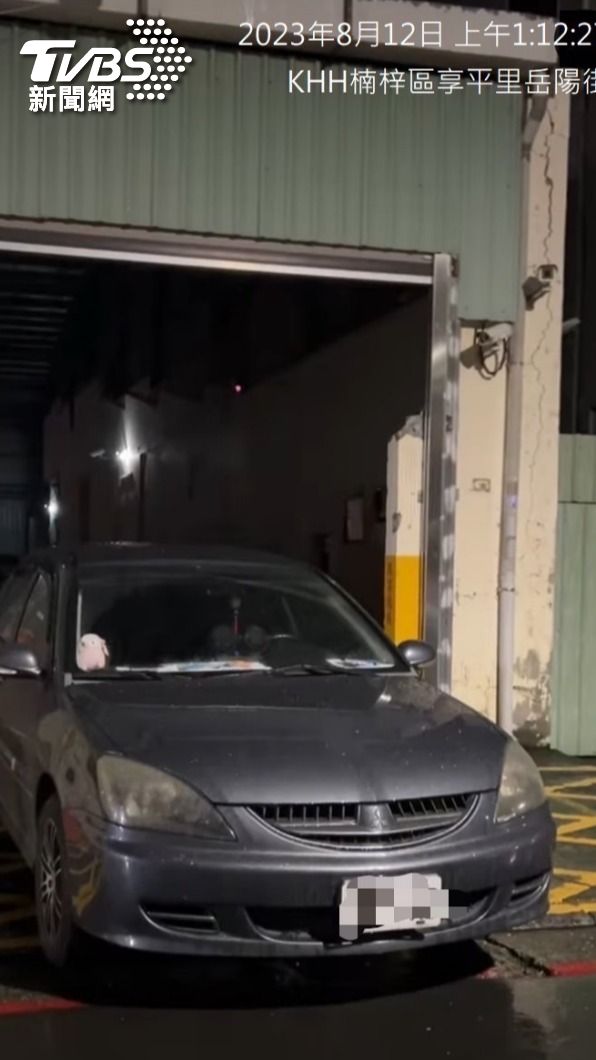高雄楠梓一處私人停車場,轎車違停擋住出入口。(圖/TVBS)