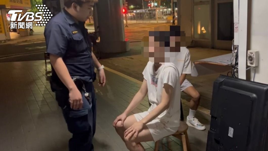 新北市海山警方在台北市中華路找到失戀男子。(圖/TVBS)