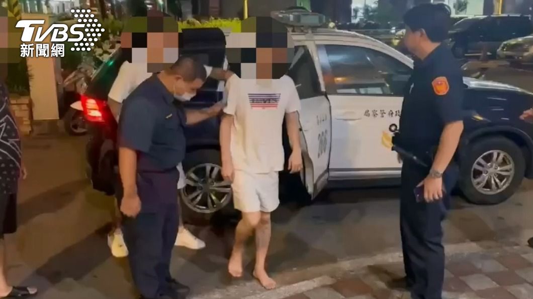男子走到鞋子都不見了。(圖/TVBS)