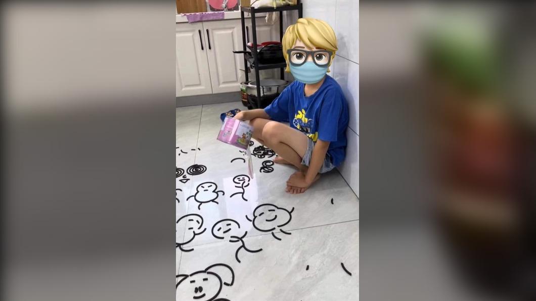 小孩用蚊香排出可愛的圖樣。(圖 / 翻攝自臉書社團爆廢1公社)