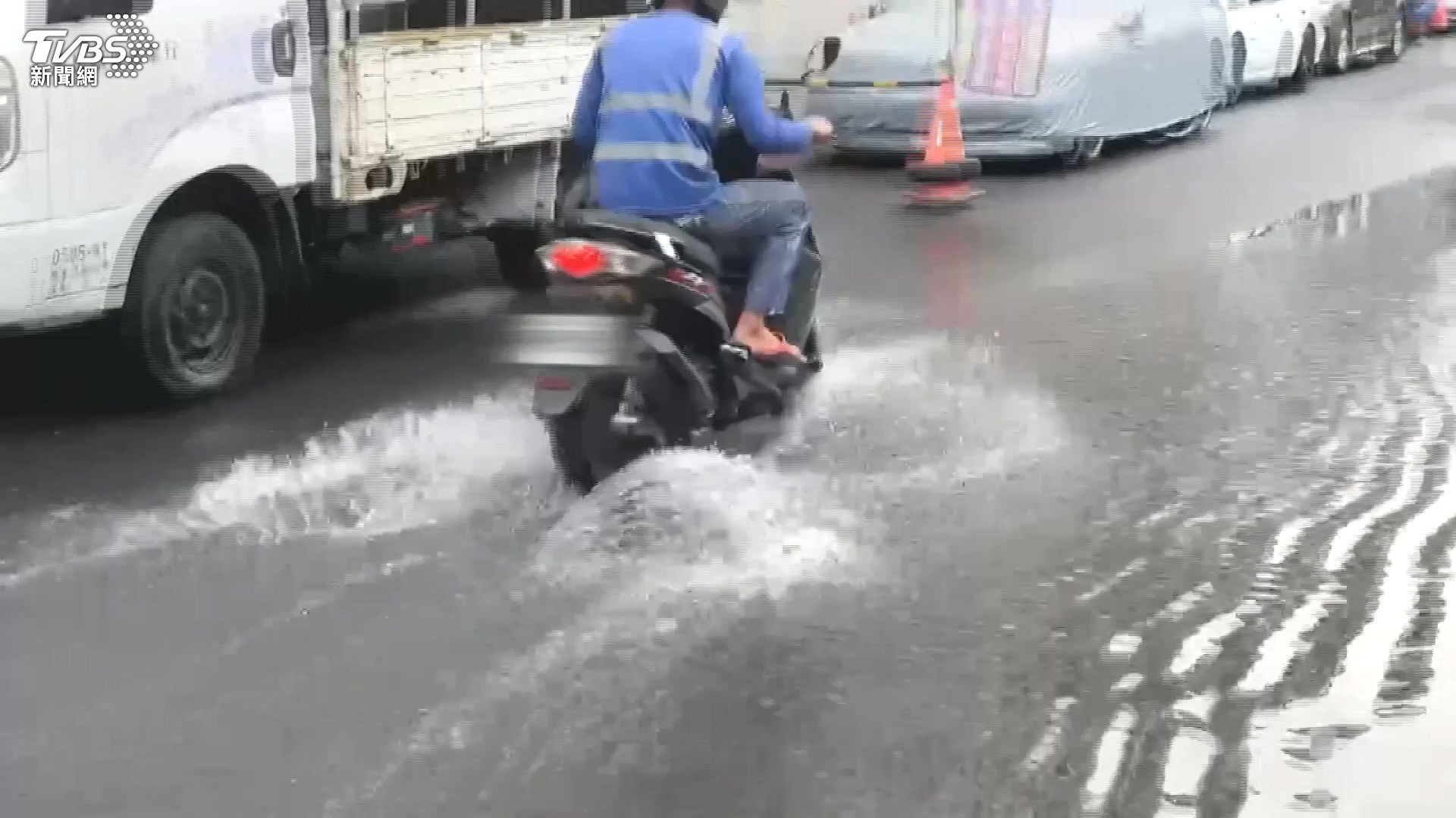 再下下去會發霉啦!高雄這2區時雨量近60mm 民眾涉水買飯