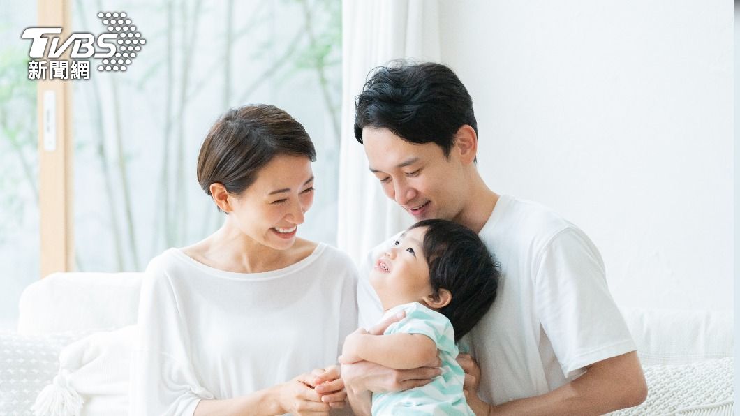 日男患無精症,女方仍表示能以領養、人工受孕等方式解決生產的問題。(示意圖,非當事人/shutterstock達志影像)