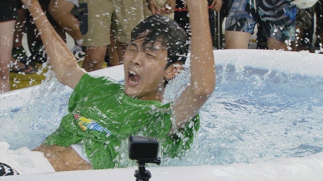 阿翔被推落水池中。（圖／民視提供）