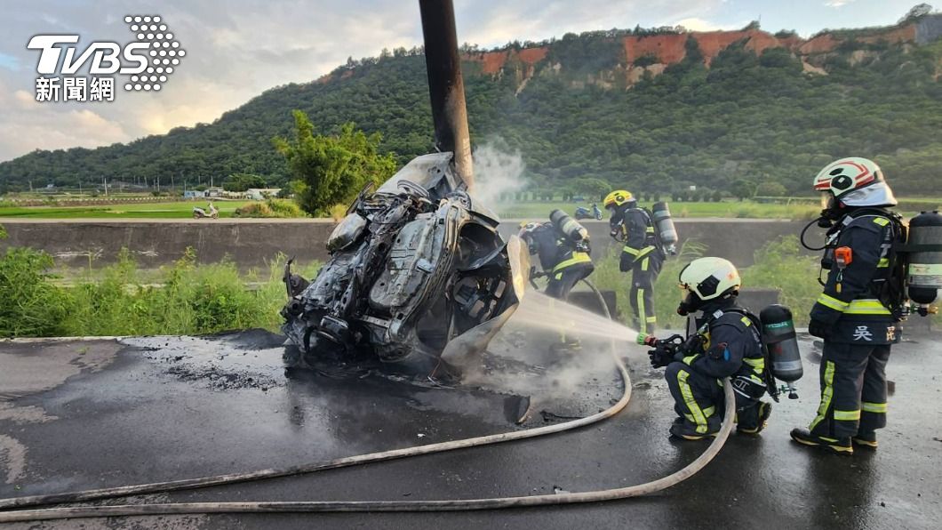 快訊/台中外埔自撞電杆火燒車!駕駛乘客逃生不及雙亡