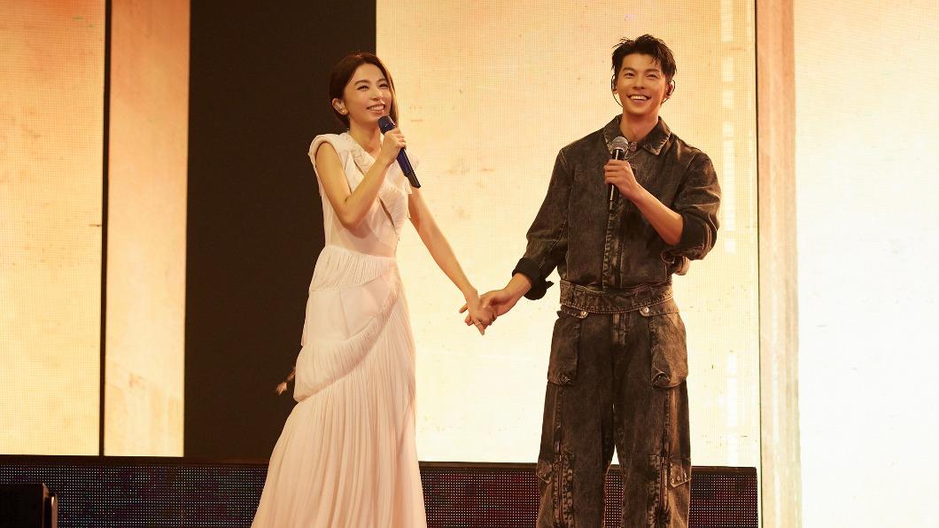 Hebe(左)大讚許光漢歌聲好聽且台風穩健。(圖/何樂音樂提供)