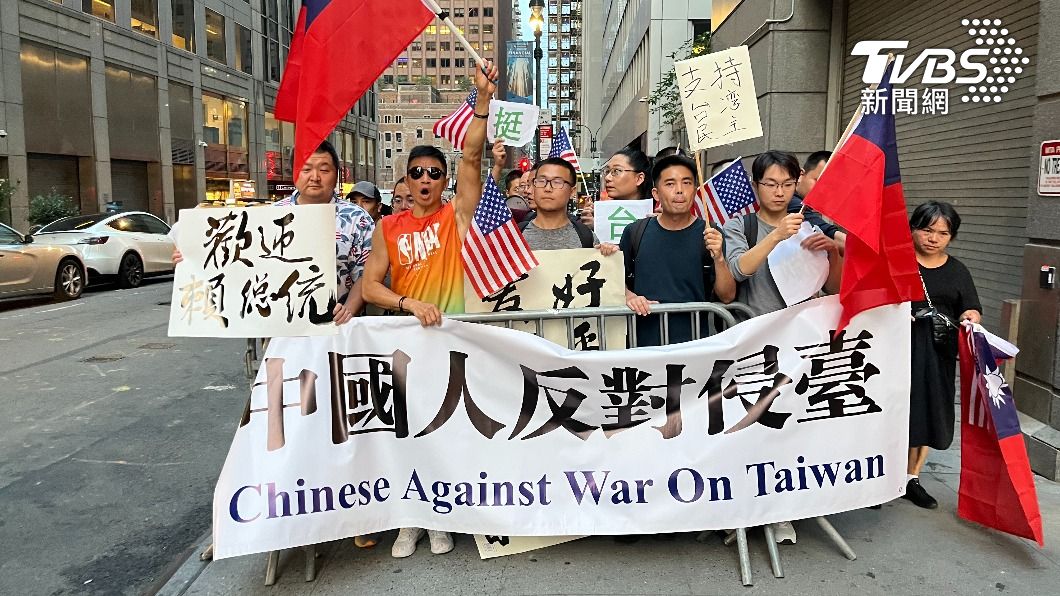 傳出對岸再度發出「召集令」，將在賴過境美國紐約和舊金山時發動組織滋擾抗議。不過，現場非但沒有大陸僑團和抗議人士，甚至出現一團舉牌「挺台灣」的大陸人士熱情迎接賴清德。（圖／許依晨攝）