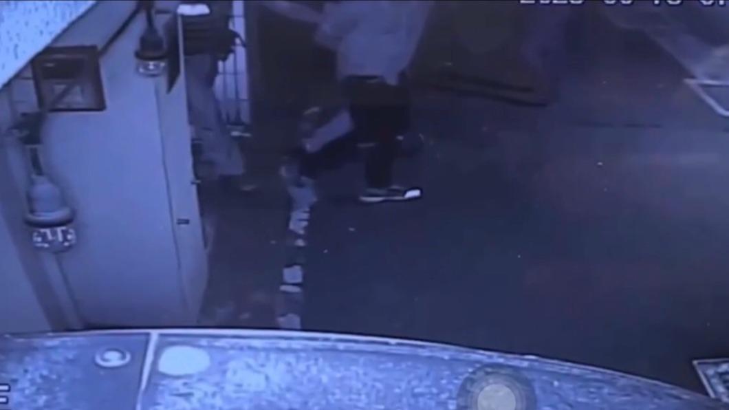 張立昂遭警方上銬帶走畫面曝光。（圖／警方提供）