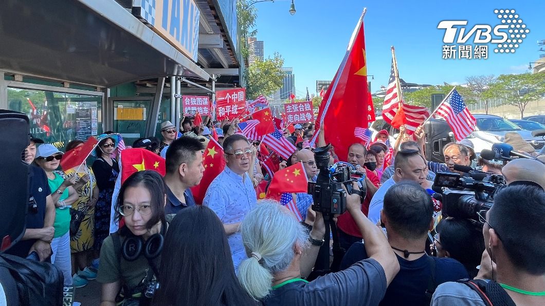 副總統賴清德出訪過境美國紐約參加僑宴,會場外頭聚集大批大陸僑團前來抗議嗆聲。(圖/許依晨攝)