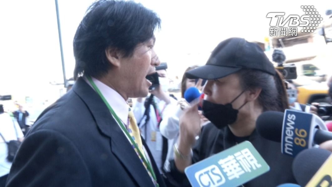 副總統賴清德出訪過境美國紐約,今天參加僑胞僑宴,會場外頭聚集大批大陸僑團前來抗議嗆聲,有人「越界」與台僑互槓。(圖/許依晨攝)