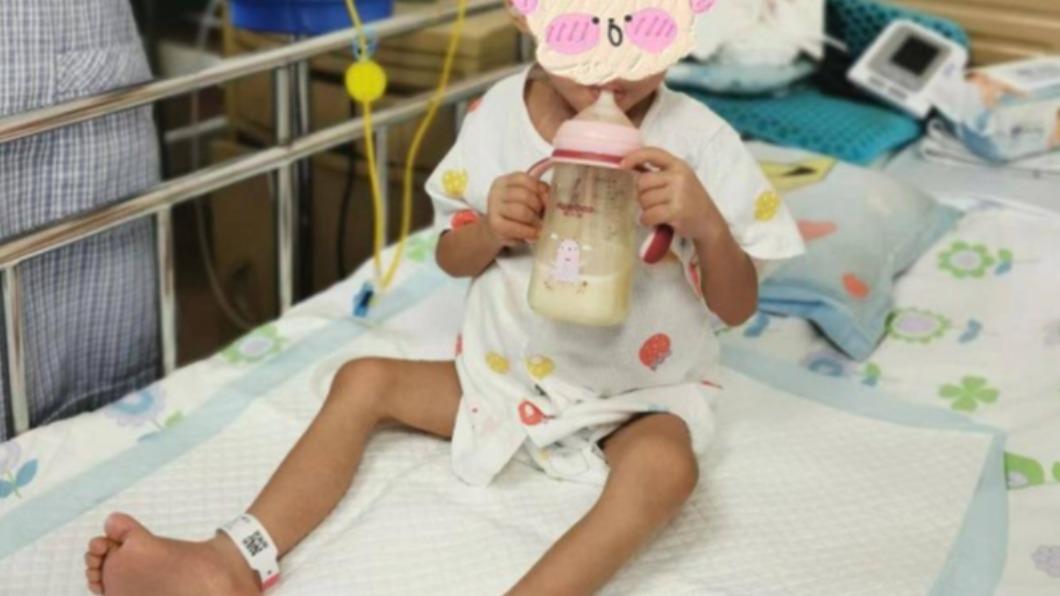 手術後的女童不僅沒了腹脹、也在可以進食的情況下逐漸恢復健康。(圖/翻攝自@搜狐健康 微博)