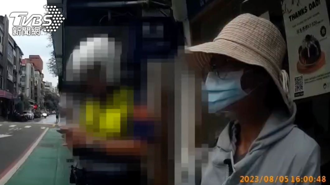 員警盤查婦女發現是通緝犯。(圖/TVBS)