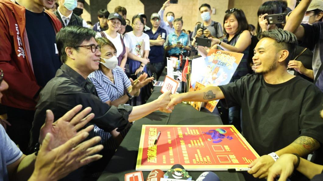 陳其邁向「火氣音樂」遞出履歷,錄取成為一日團員。(圖/高雄市新聞局提供)