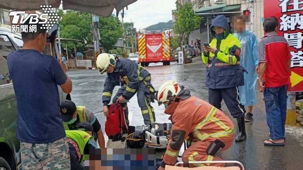 救護人員與居民合力將人抬出。（圖／TVBS）