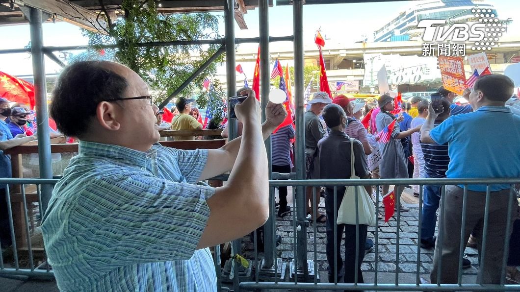 副總統賴清德過境紐約參加僑胞僑宴,聚集大陸僑團抗議嗆聲。圖為一民眾路過,不滿陸僑民訴求,向其比中指。(圖/許依晨攝)