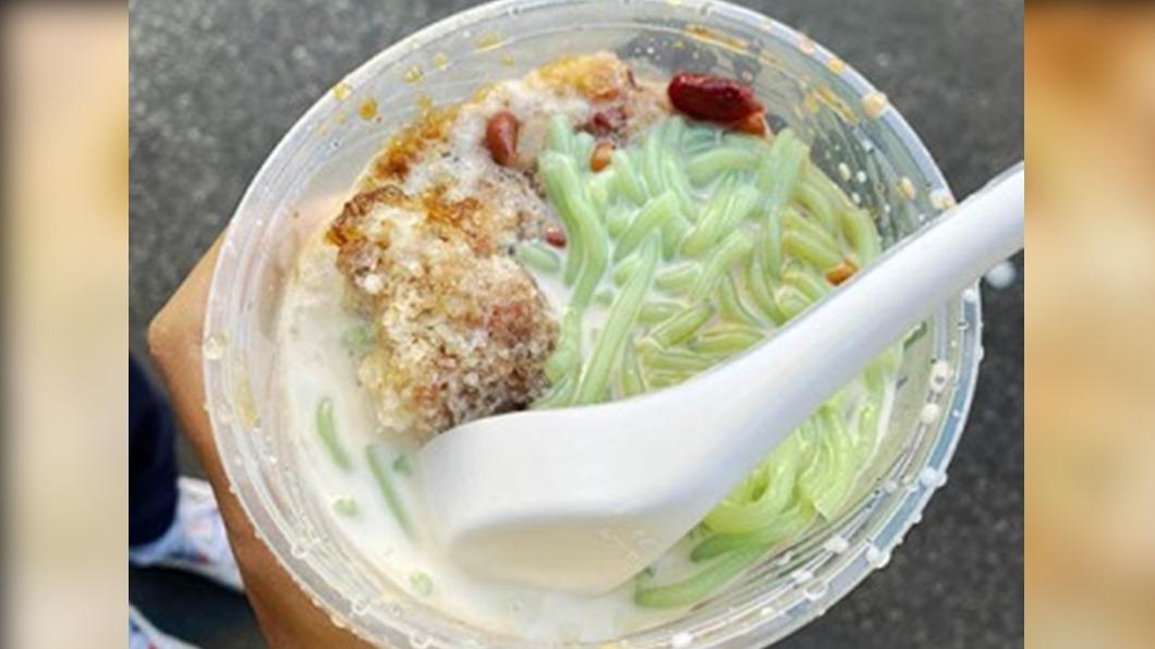 「煎蕊」是東南亞的特色甜品,在刨冰上放入粉條、紅豆等食材,再淋上椰奶和棕櫚糖。(圖/膽小鬼與冒險王提供)