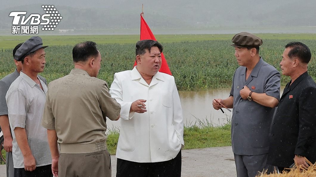 金正恩視察遭洪水淹沒的農田。（圖／達志影像路透社）