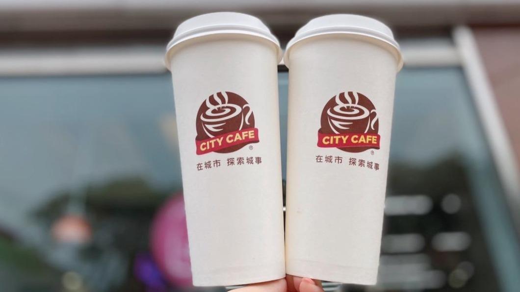把握CITY CAFE小農水果冰磚系列買2送2的優惠。(圖/業者提供)