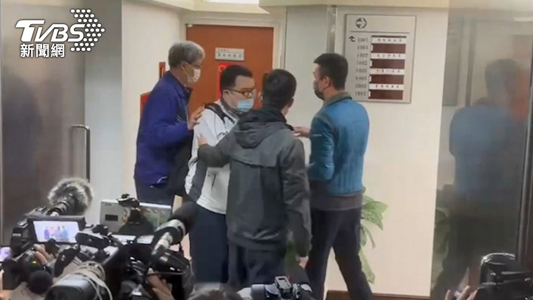 高虹安表示咖啡機和冰箱都在辦公室裡。(圖/TVBS資料畫面)