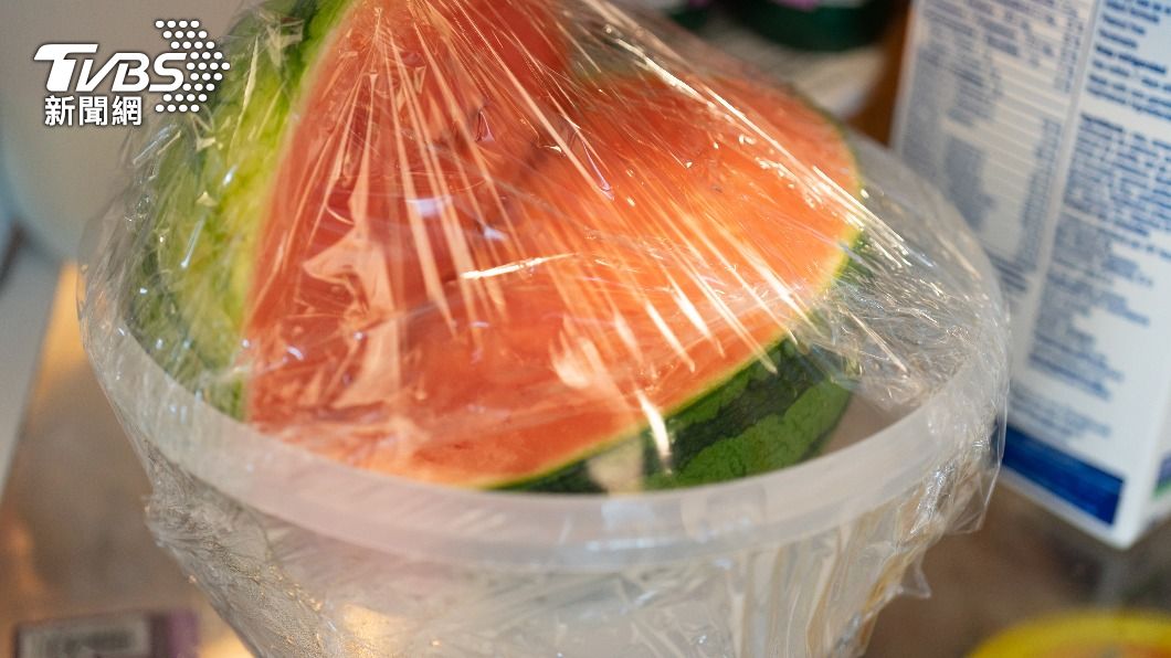 吃西瓜配冰咖啡!她「癱軟發麻」腹瀉送醫 醫示警1地雷行為