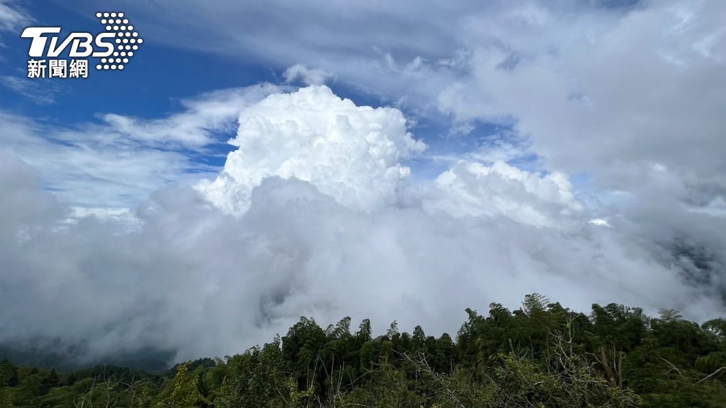 南投大崙山現雲瀑秀 警示颱風變天訊號