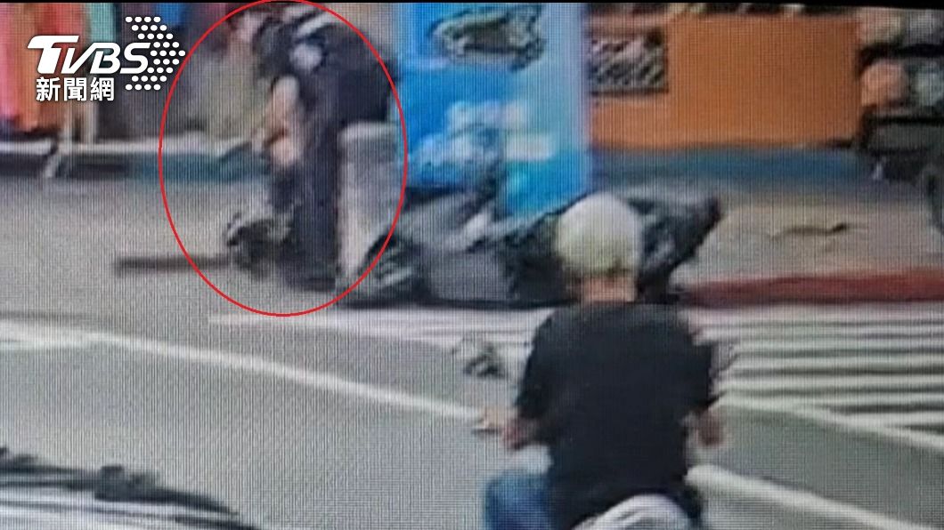 開遠燈被攔查!警查出駕照牌照被註銷 他竟暴怒襲警