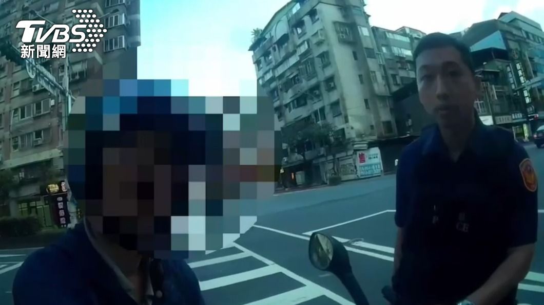 許男因違規使用遠光燈被警方攔查。(圖/TVBS)