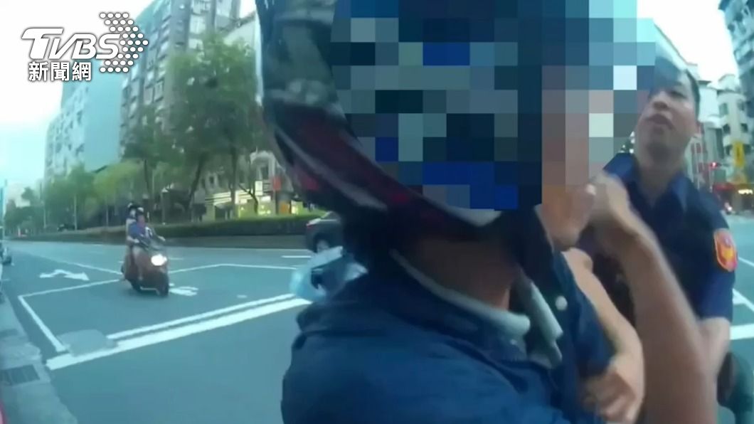 許男不願配合盤查,與警員爆發拉扯。(圖/TVBS)
